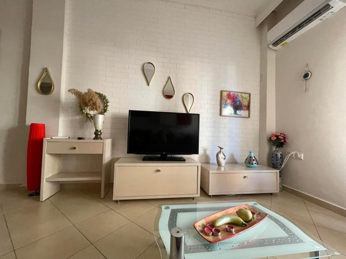 Brick Apartment Néa Péramos Buitenkant foto